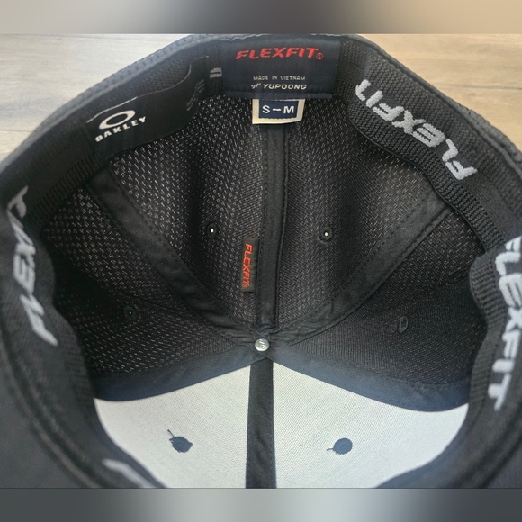 Oakley Flexfit Hat Small/Medium Black White - Picture 4 of 5